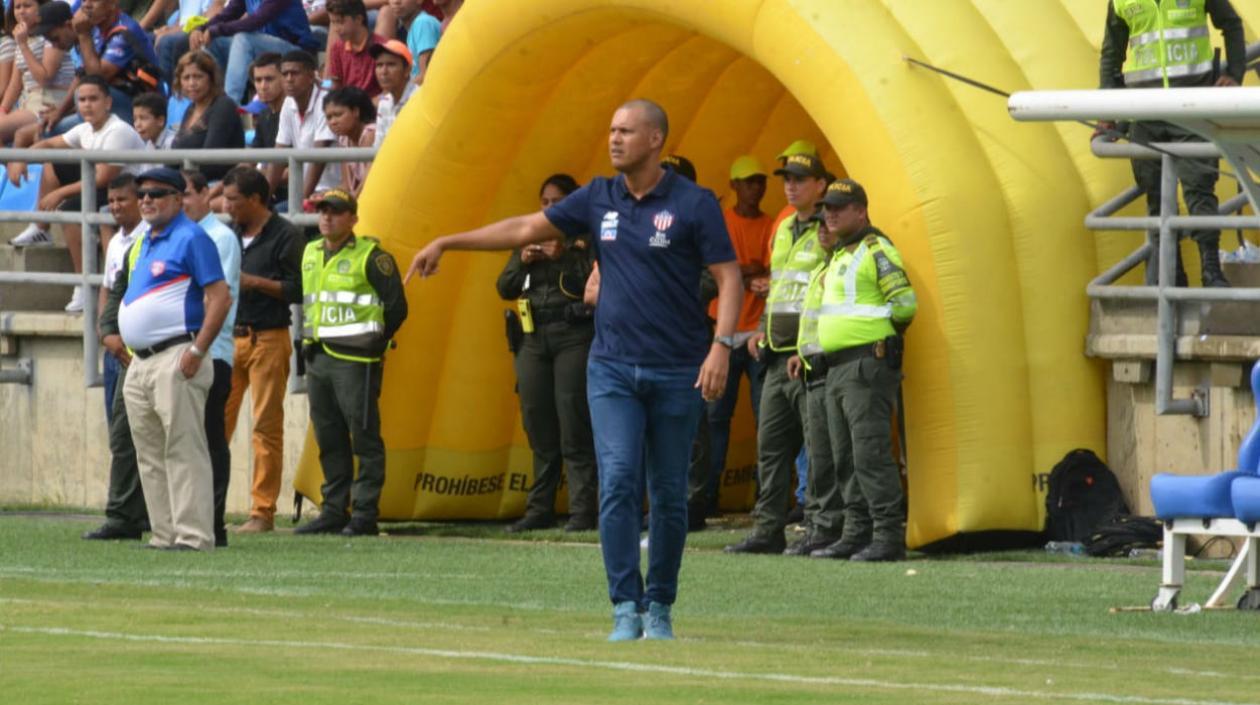 Roberto Peñaloza, técnico asistente de Junior. 