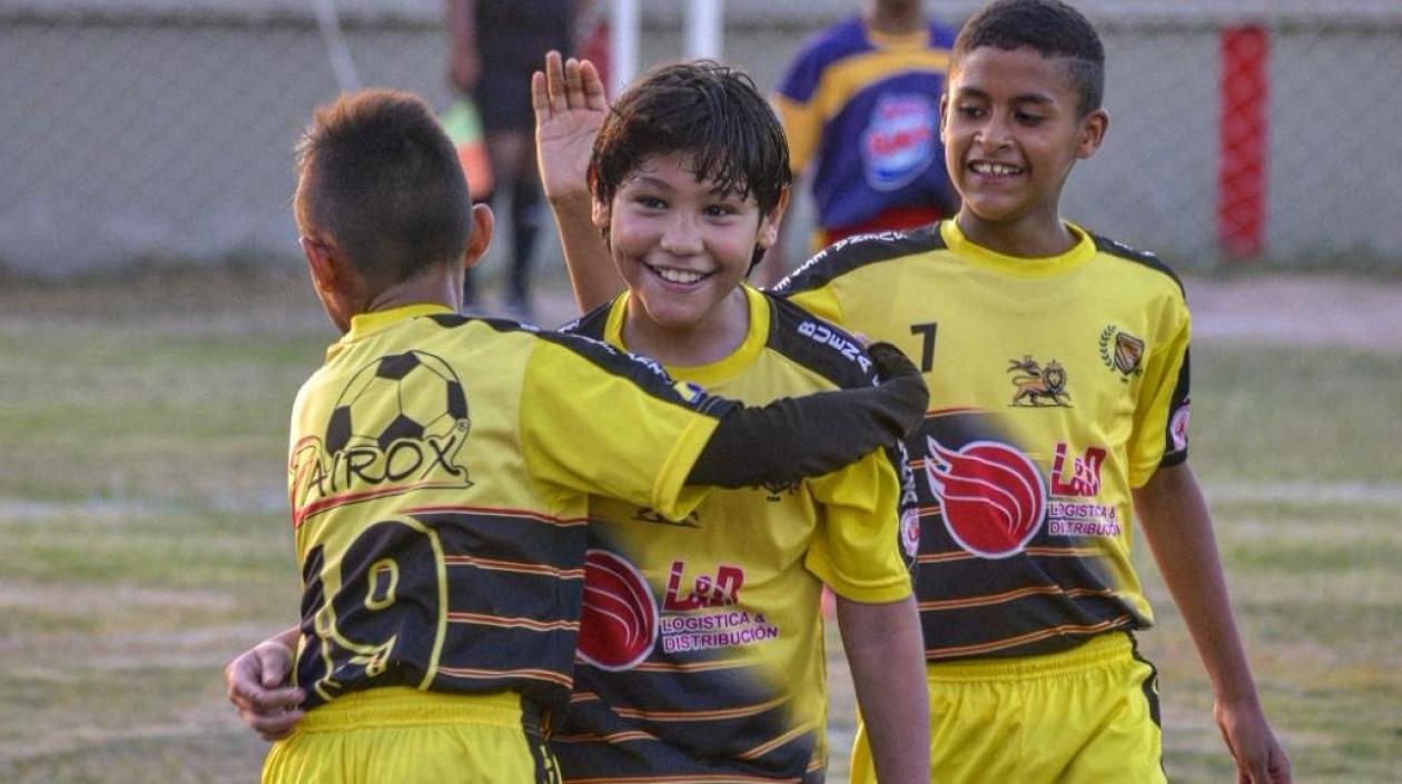 Cristiano (centro), hijo de Teófilo Gutiérrez, celebrando uno de sus goles.