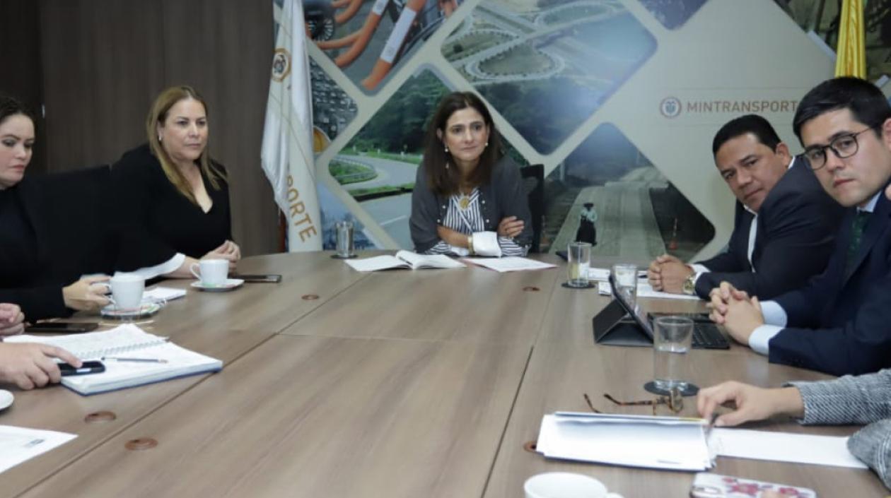 Imagen de la reunión entre la Ministra de Transporte, el Alcalde de Puerto y la congresista Martha Villalba,