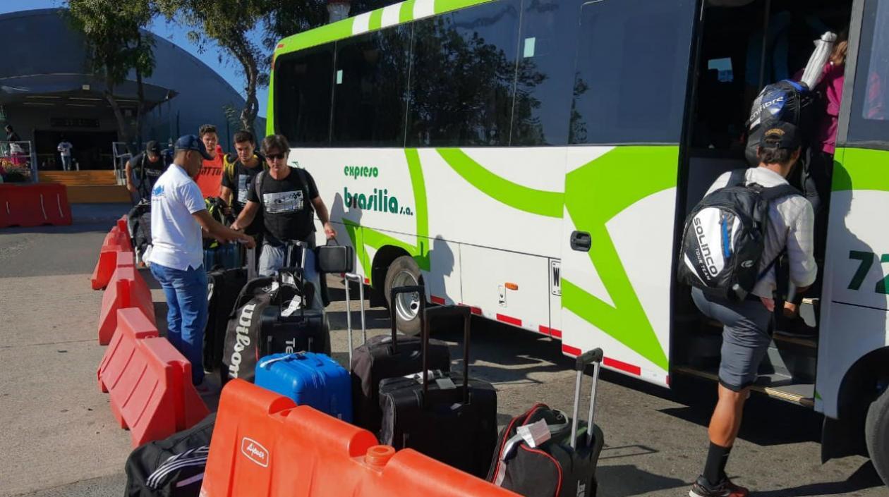 Deportistas abordando los buses de Expreso Brasilia. 