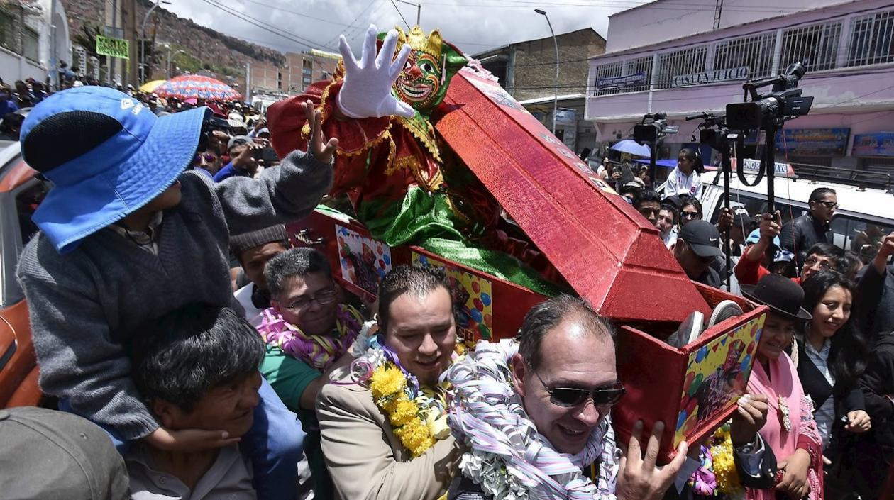 El persona de carnaval Pepino recorre las calles en su ataúd este domingo, en La Paz (Bolivia). 