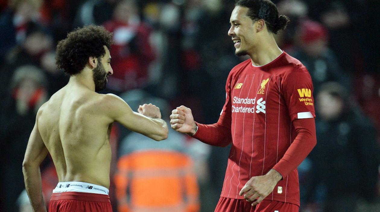 Mohamed Salah y Virgil Van Dijk se felicitan luego de la victoria ante el United. 