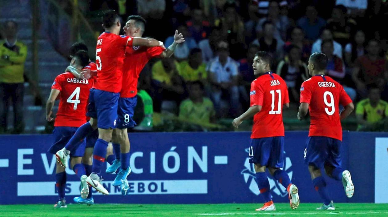 El chileno Anelo Araos celebra con sus compañeros el gol marcado a Venezuela.