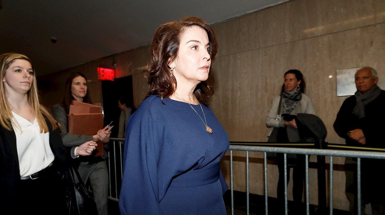 La actriz Annabella Sciorra llegando a testificar contra Harvey Weinstein en corte de Nueva York.