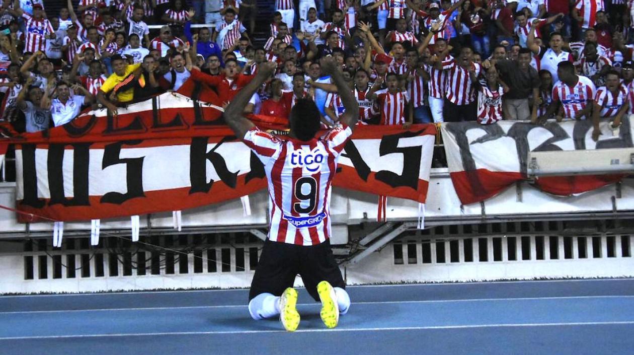 Miguel Ángel Borja celebrando su primer gol oficial con el Junior.