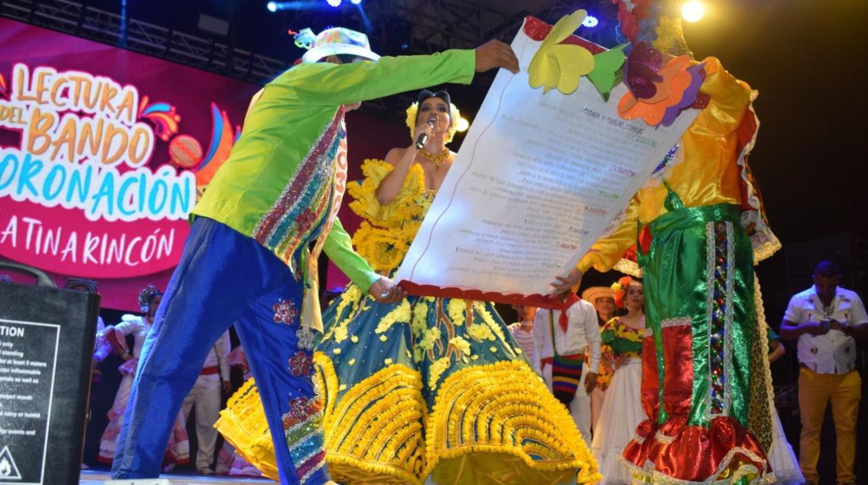 La Reina del Carnaval de Galapa Katina Rincón leyendo su Bando.