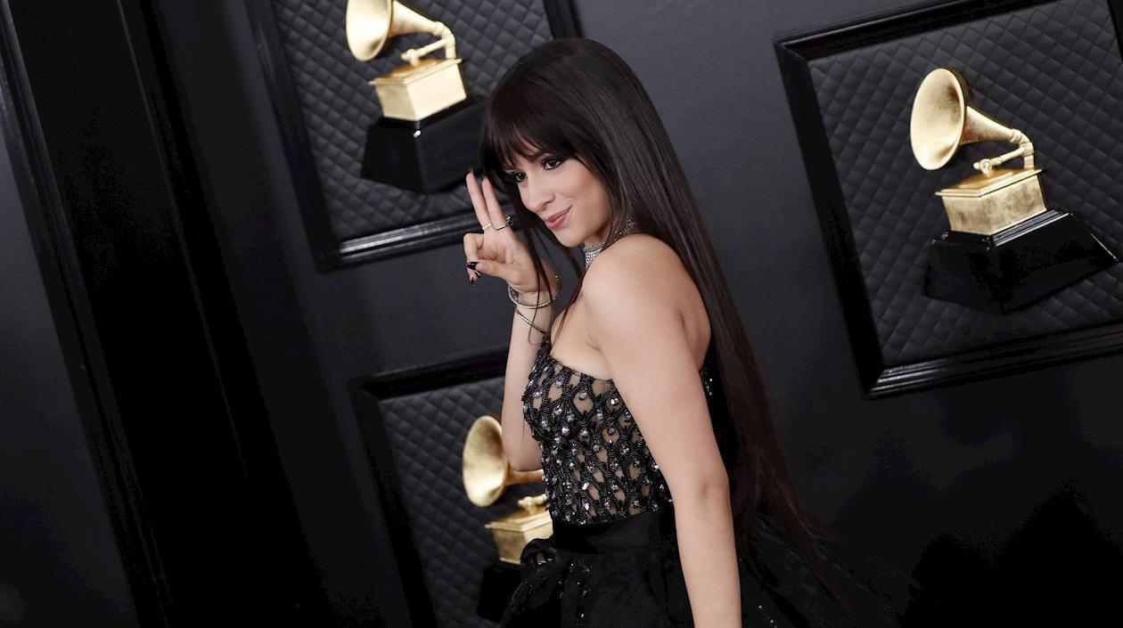 La cantante Camila Cabello en la alfombra roja de los Grammy 2020.