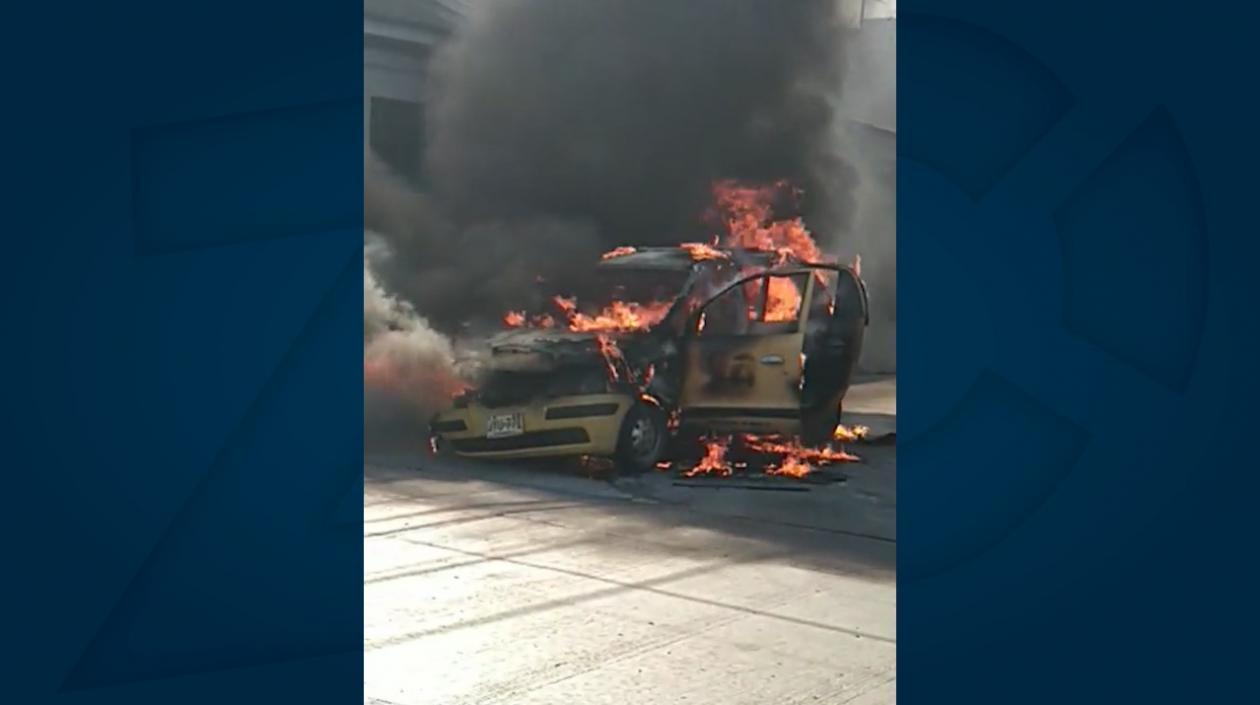 Taxi incendiado.
