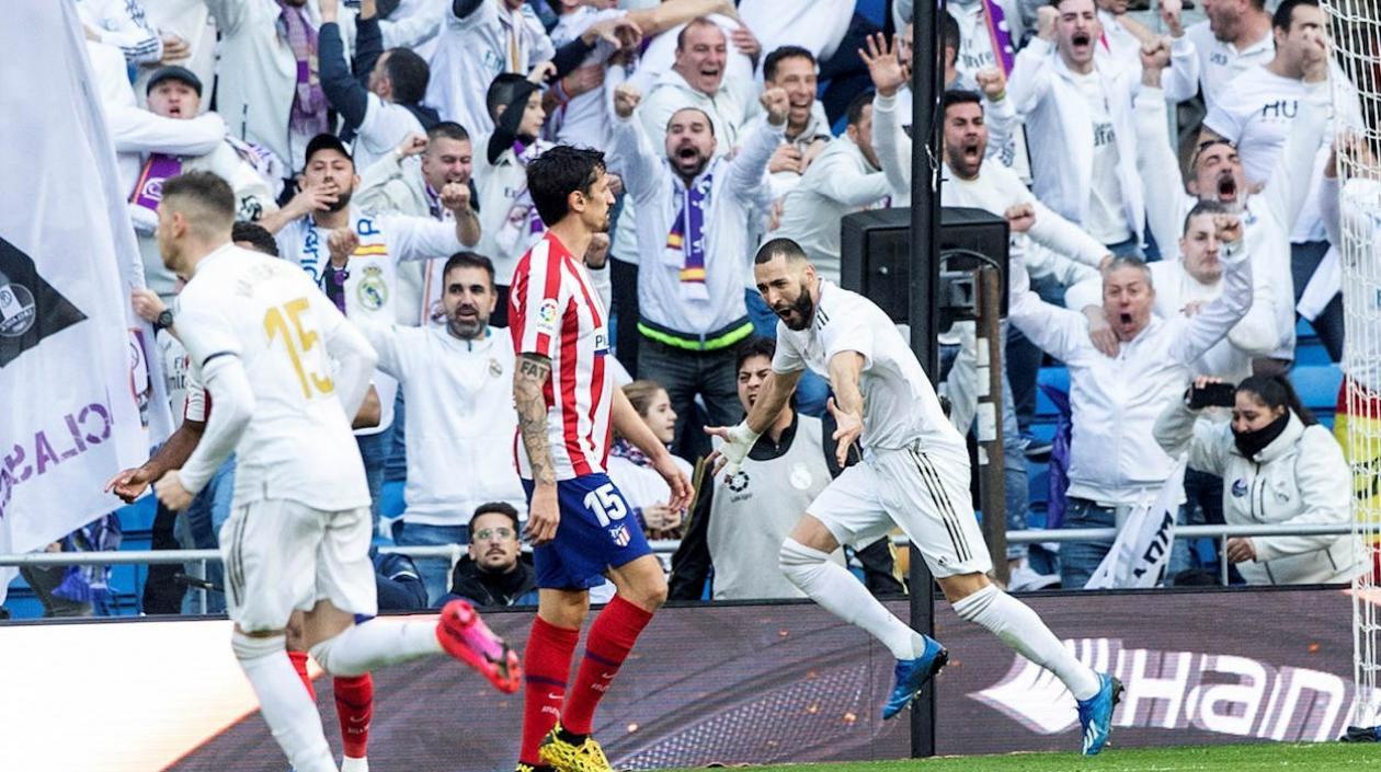 Karim Benzema celebra con sus compañeros, tras el gol. 