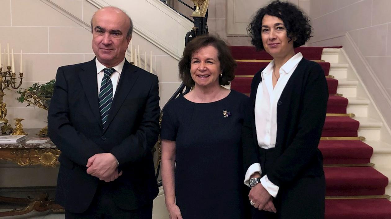 El secretario general de la Organización de Estados Iberoamericanos (OEI), la embajadora de España en Bélgica (c) y la de Andorra en la Unión Europea.