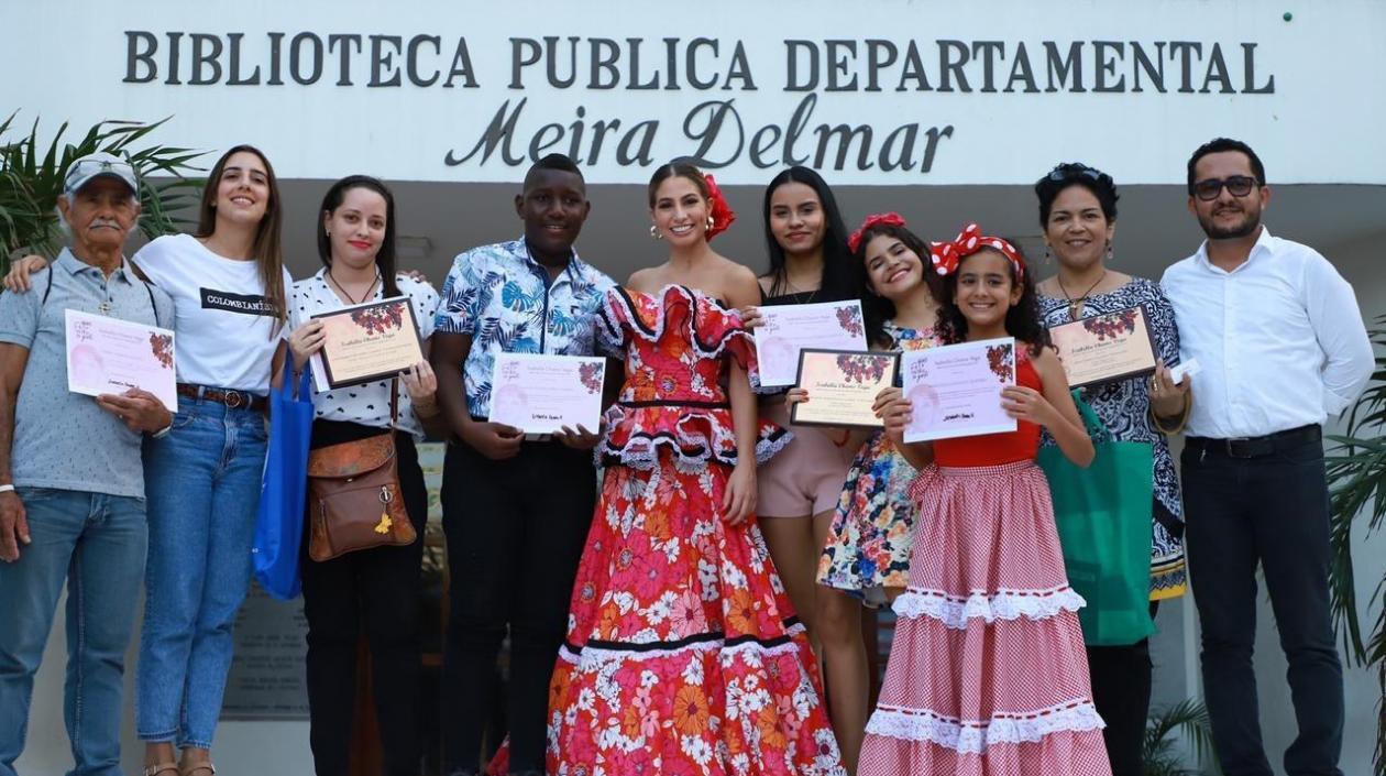 La Reina del Carnaval Isabella Chams junto a los ganadores del concurso.