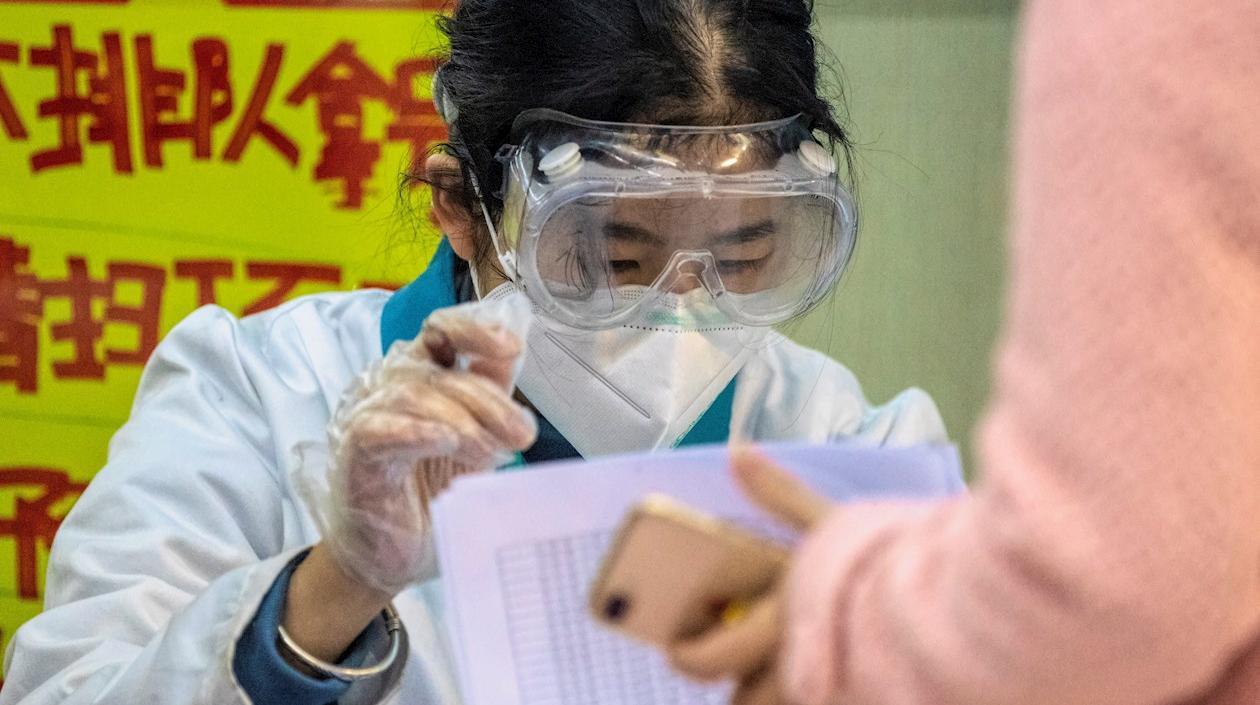  Un empleado una farmacia usa máscara como protección contra el coronavirus en Guangzhou.