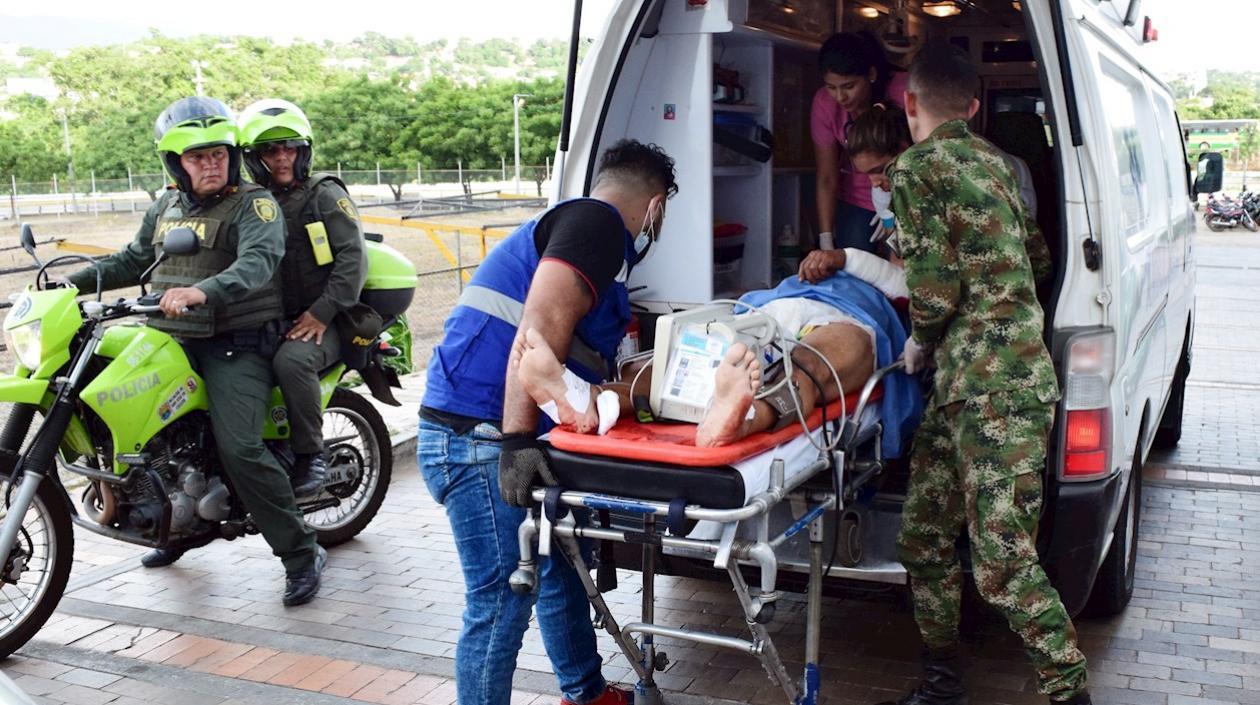Fotografía del traslado de un hombre herido a la Clínica Medical Duarte de la ciudad de Cúcuta.
