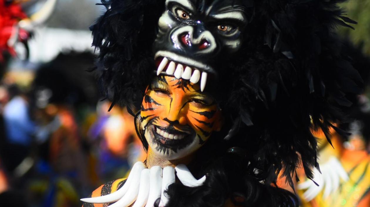Integrante del grupo Selva Africana en desfile del Carnaval del Atlántico.