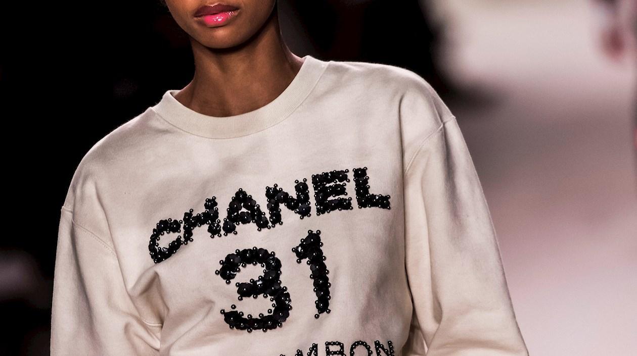 Modelo luciendo prenda de Chanel.