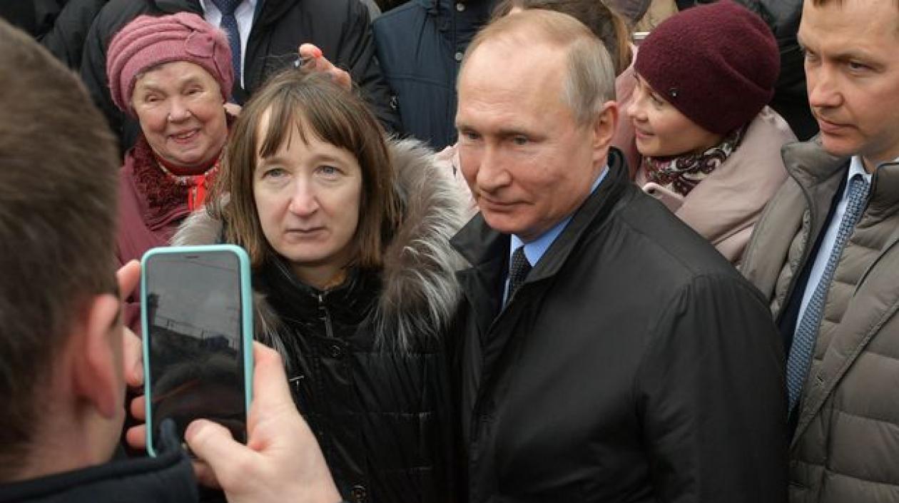 Vladímir Putin y la mujer que lo increpó.