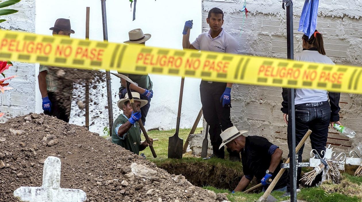 Dentro de estos hallazgos están los cuerpos de personas que fueron inhumadas de manera ilegal con botas de caucho y el cuerpo de un niño.