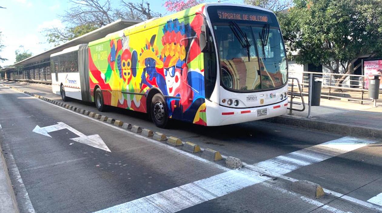 Buses articulados con figuras alusivas al Carnaval.