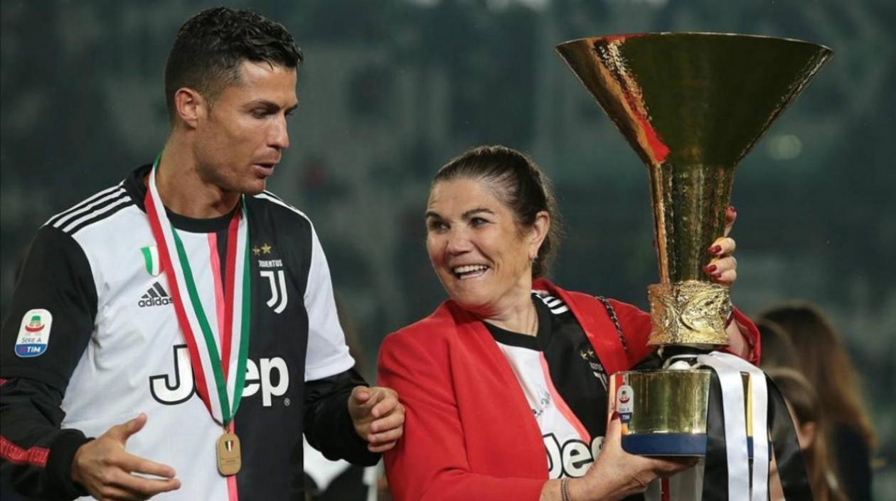 Cristiano Ronaldo al lado de su madre Dolores Aveiro. 