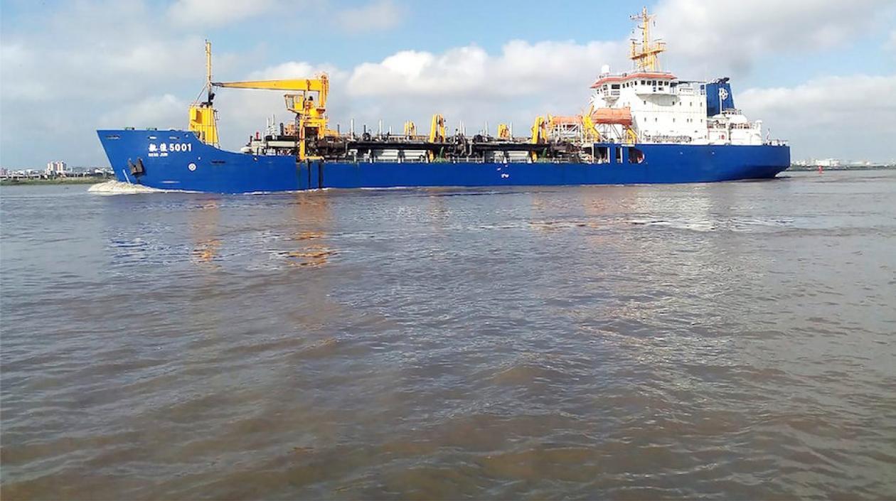 La draga Hang Jun 5001, trabajando en el puerto de Barranquilla.