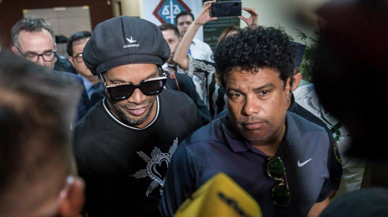 El exjugador de fútbol brasileño Ronaldinho Gaúcho y su hermano, el empresario Roberto de Assis Moreira.