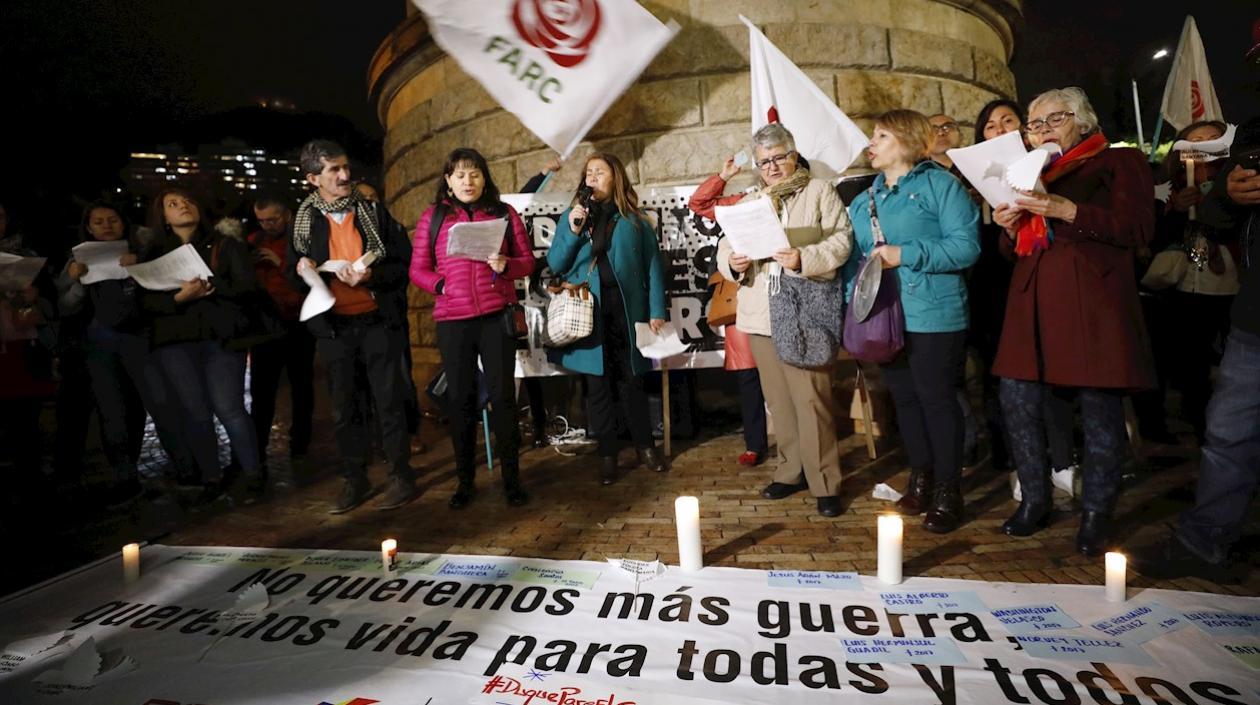 Simpatizantes del partido Fuerza Alternativa Revolucionaria del Común (FARC) protestan este martes contra el asesinato de exguerrilleros que se acogieron al acuerdo de paz y de los que han sido asesinados 186, en Bogotá.