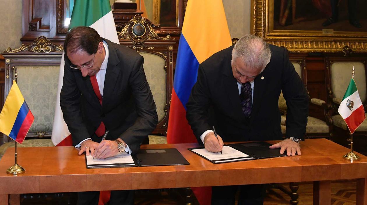 Firma del memorando de entendimiento sobre cooperación turística entre México y Colombia.