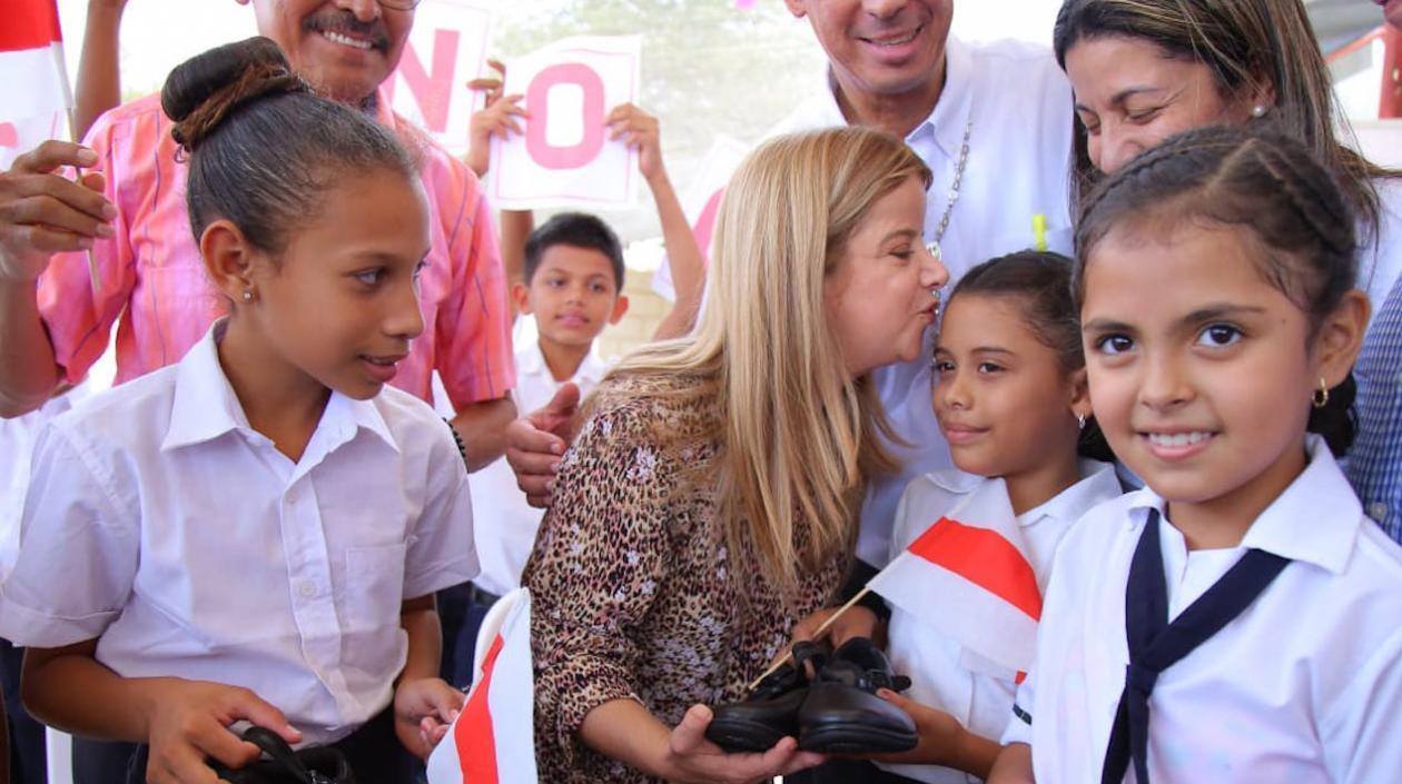 Gobernadora Elsa Noguera con niños de colegios de municipios del Atlántico.
