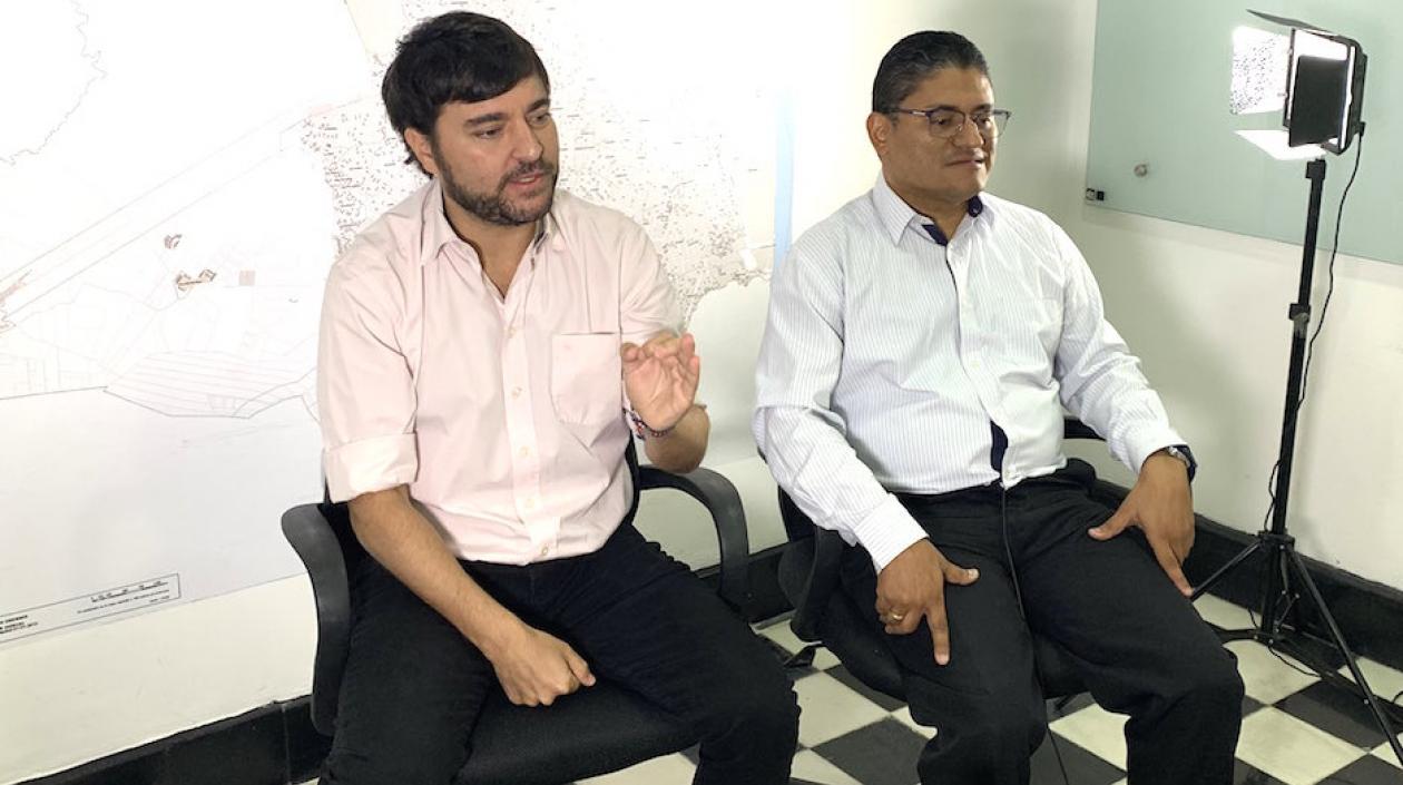 El Alcalde Jaime Pumarejo y el Secretario de Salud (e) Humberto Mendoza, atentos a la situación.