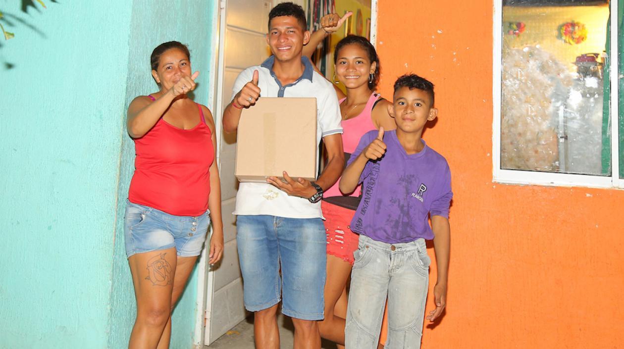 Una familia recibiendo la ayuda en el municipio de Palmar de Varela.