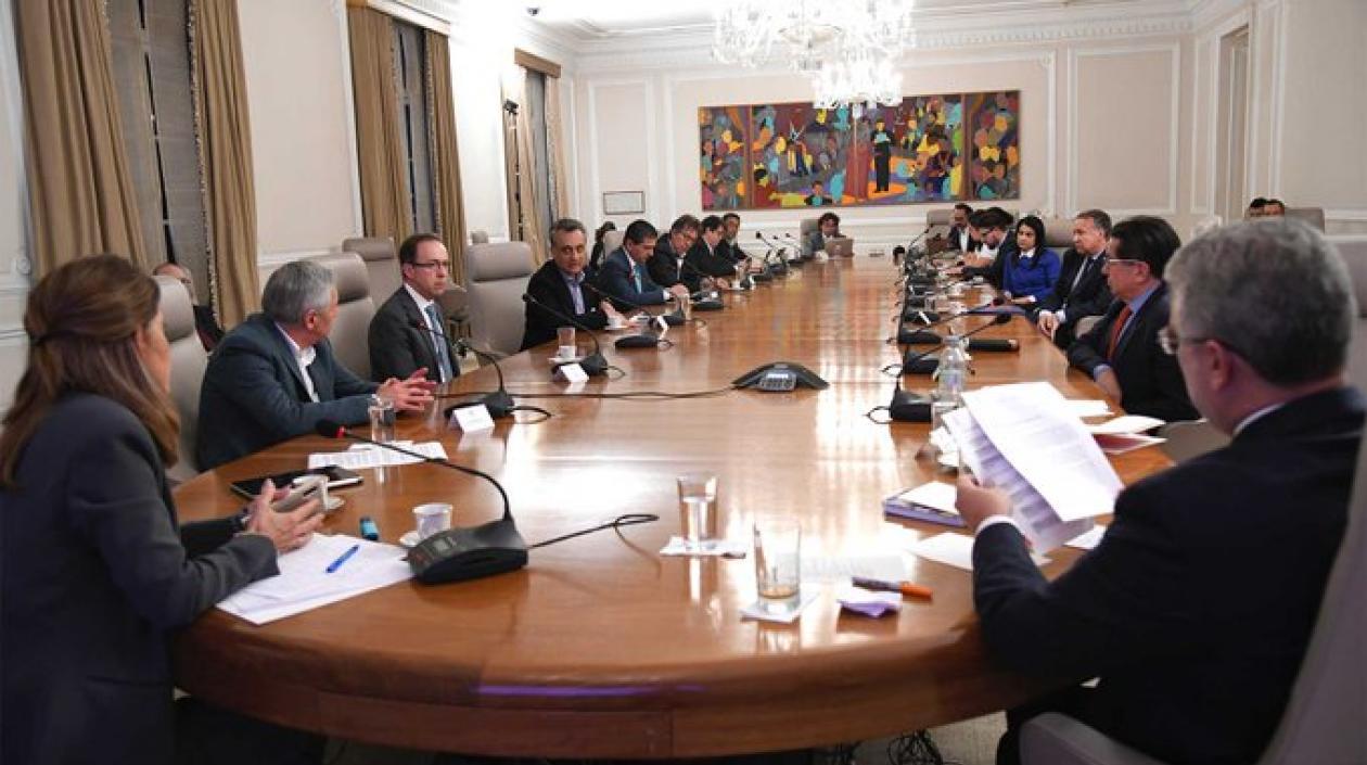 Presidente Duque reunido con un panel de expertos en salud.