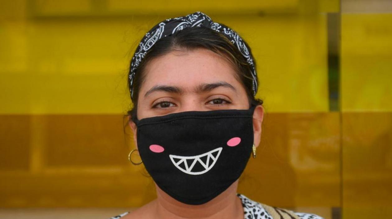 Imagen de una mujer con tapaboca en Barranquila.