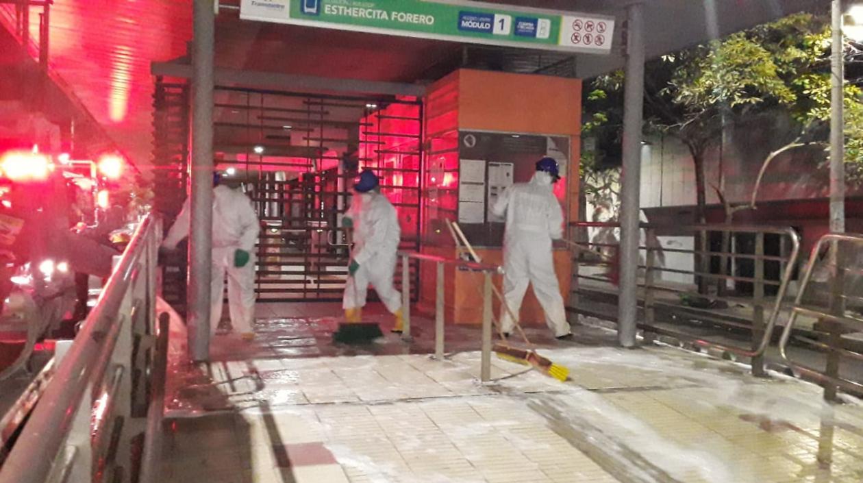 Autoridades desinfectando una estación de Transmetro, en Barranquilla, a manera de prevención.