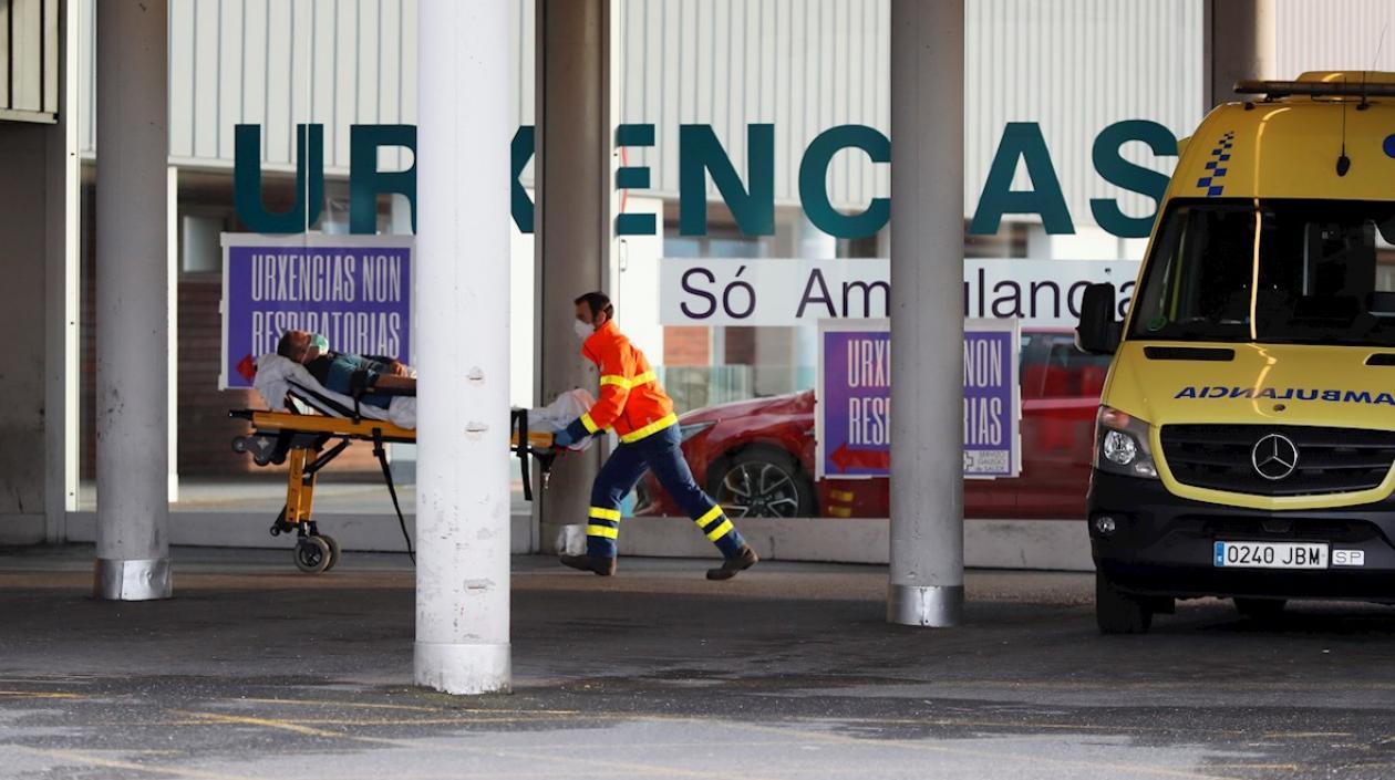 Una ambulancia llega con un enfermo a las urgencias del Hospital Lucus Augusti, en Lugo.España alcanza 13.055 muertos y sigue recortando fallecidos y casos