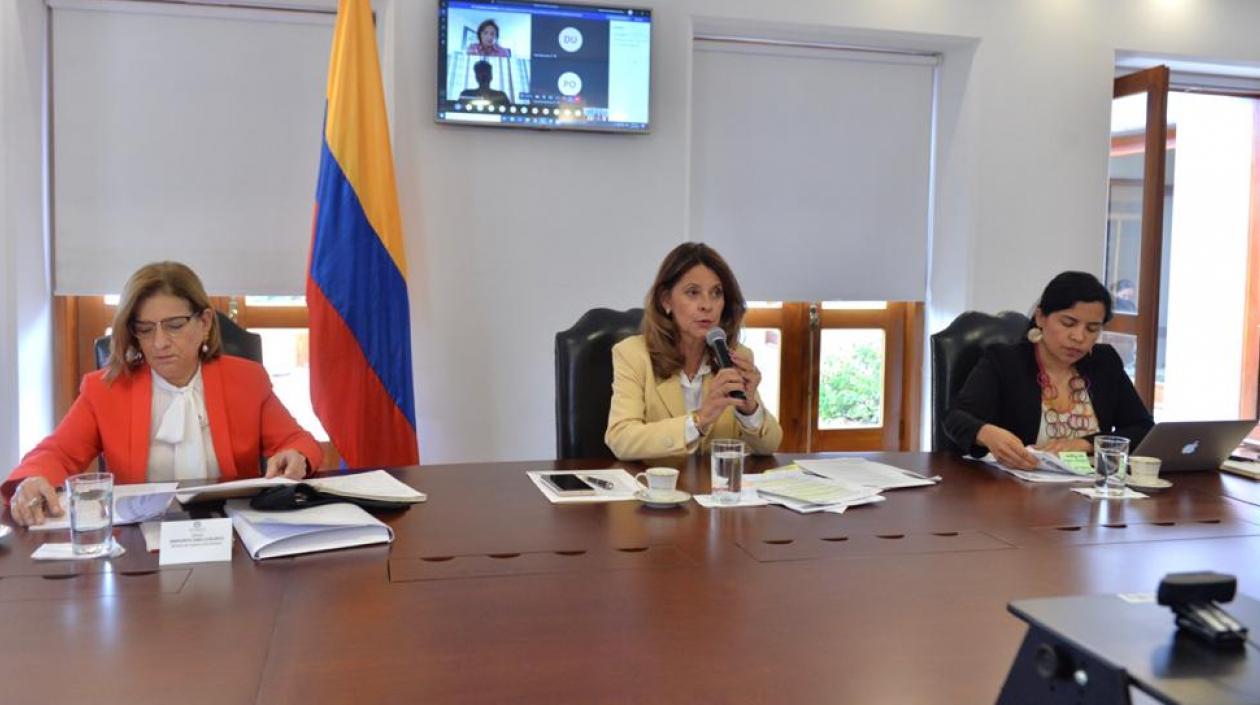 La ministra de Justicia, Margarita Cabello Blanco; la vicepresidenta Marta Lucía Ramírez, y la consejera para la mujer, Gheidy Gallo Santos.