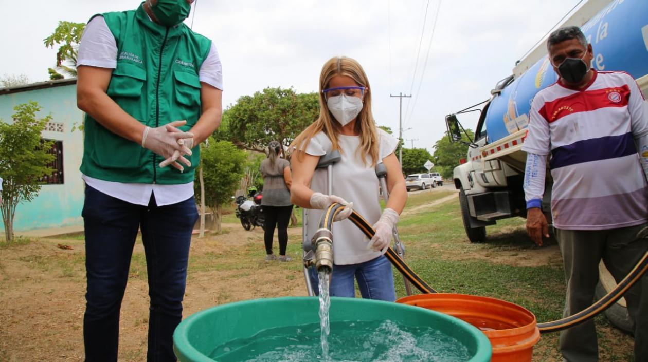 Elsa Noguera en los municipios del Atlántico llevando agua a los más vulnerables.