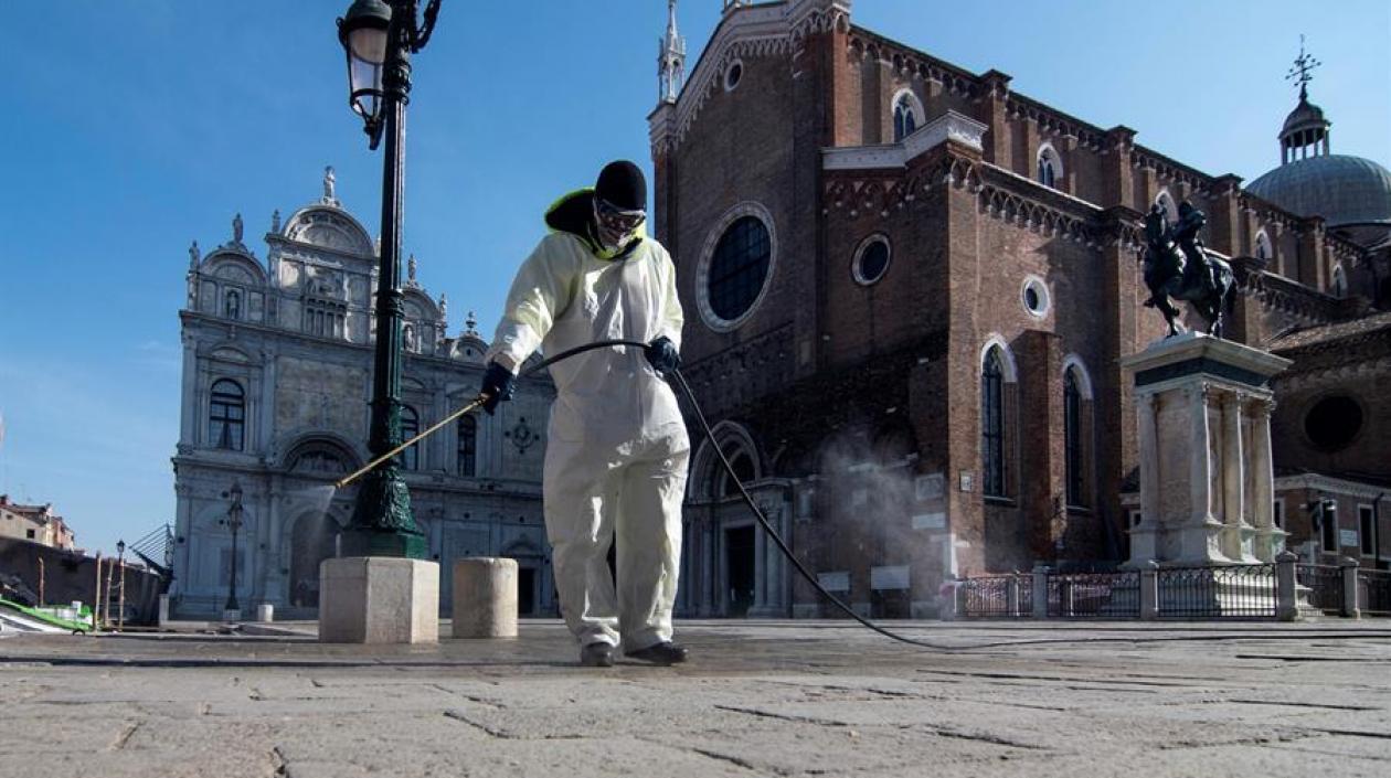 Un operario desinfecta la plaza de San Marcos en la ciudad italiana de Venecia que con la cuarentena por el coronavirus tiene el aspecto de una ciudad fantasma,