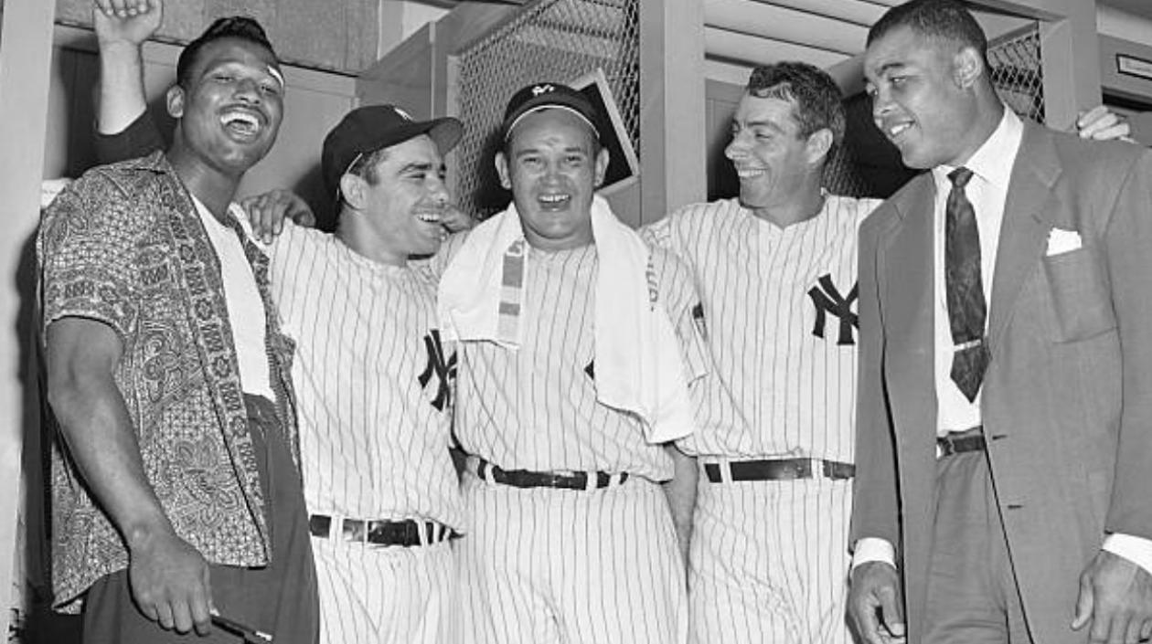 Sugar Ray Robinson y Joe Louis con Yogi Berrra, Allie Reynolds y Joe DiMaggio después de un juego de los Yankees en 1951.