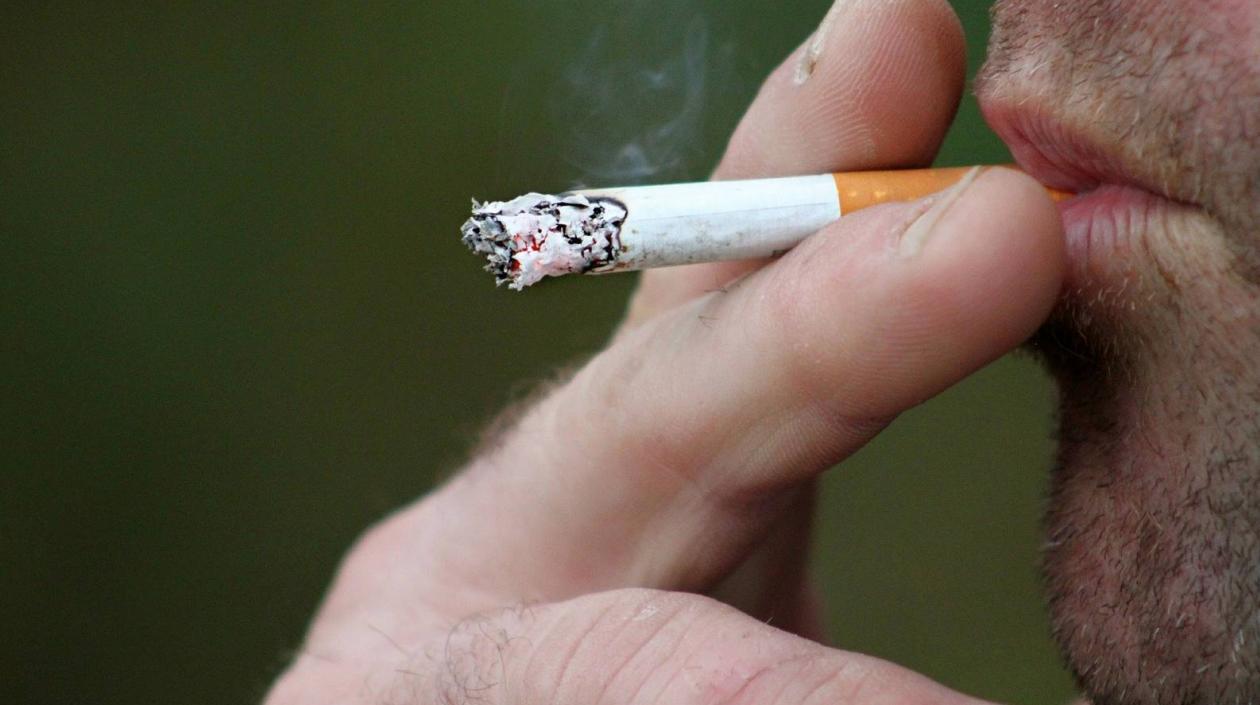 Dejar de fumar se convierte en una medida preventiva relevante.