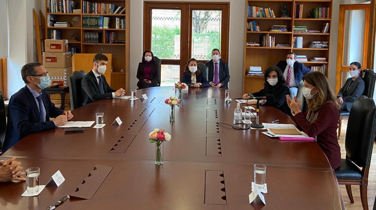 Imagen de la reunión entre delegados de las dos naciones.