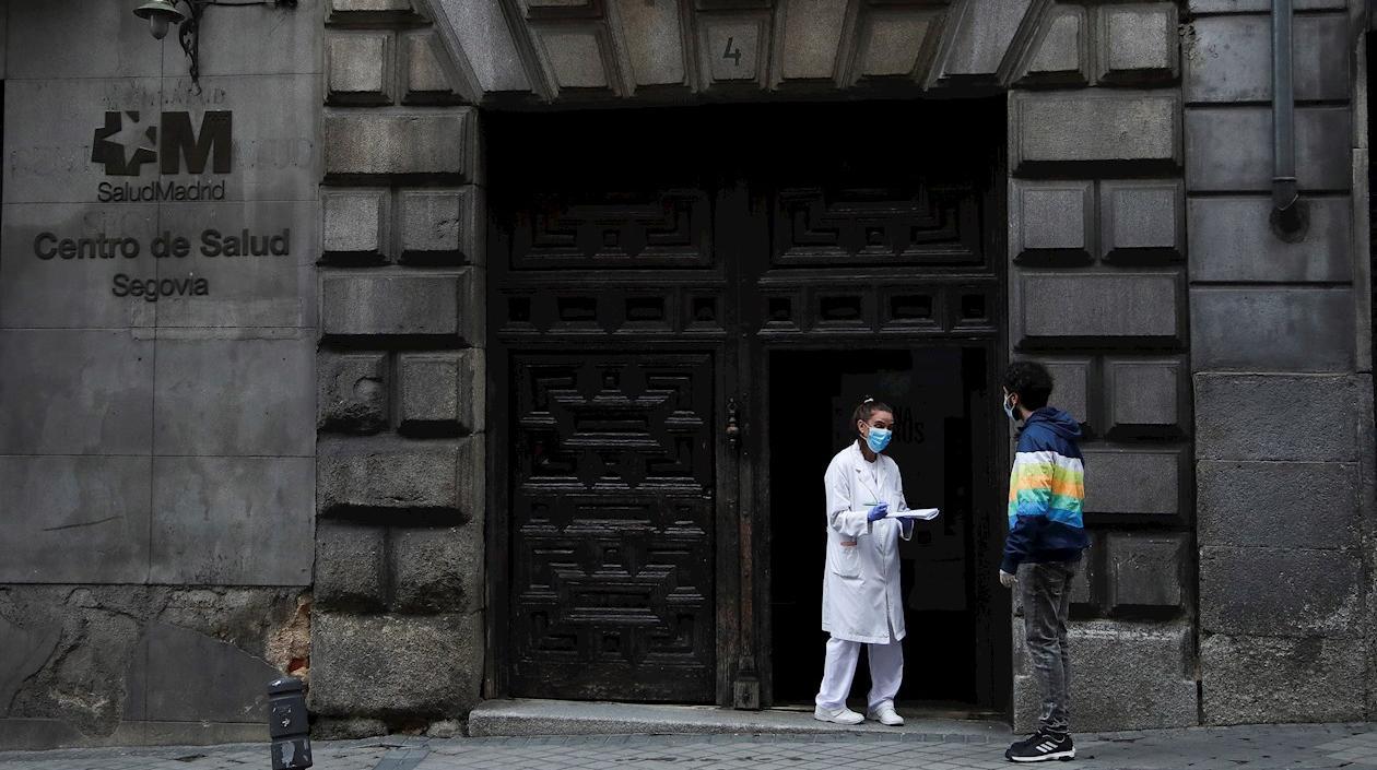Un hombre trata de entrar en un centro de salud en Madrid ayer durante la fase 0 de desescalada del estado de alarma por el coronavirus. 