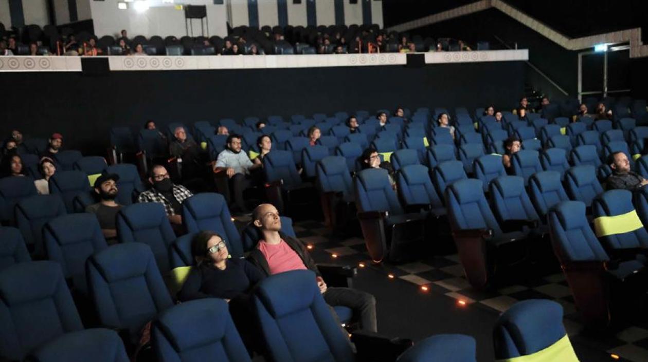 Los cines en Costa Rica reabrieron, pero sin llenar las salas y marcando las sillas donde deben sentarse.