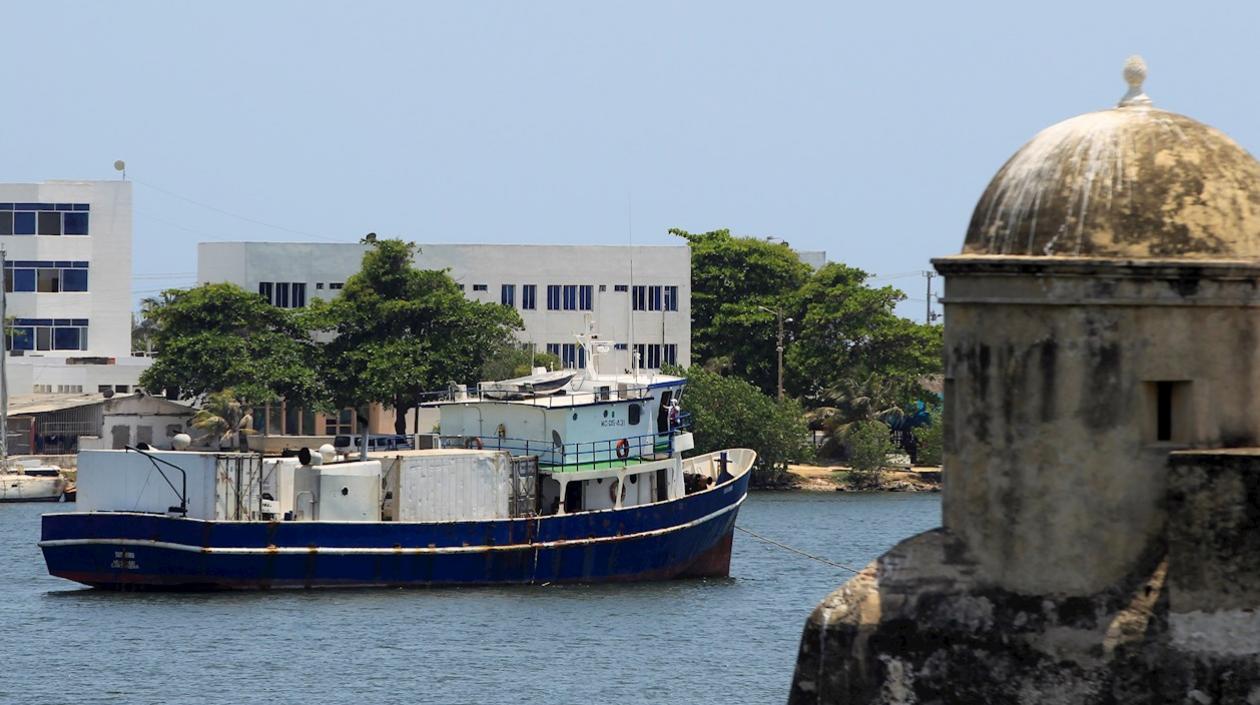 Fotografía del carguero colombiano "Susurro", que pasa una cuarentena fondeado en la bahía de las Ánimas, frente de la ciudad amurallada de Cartagena.