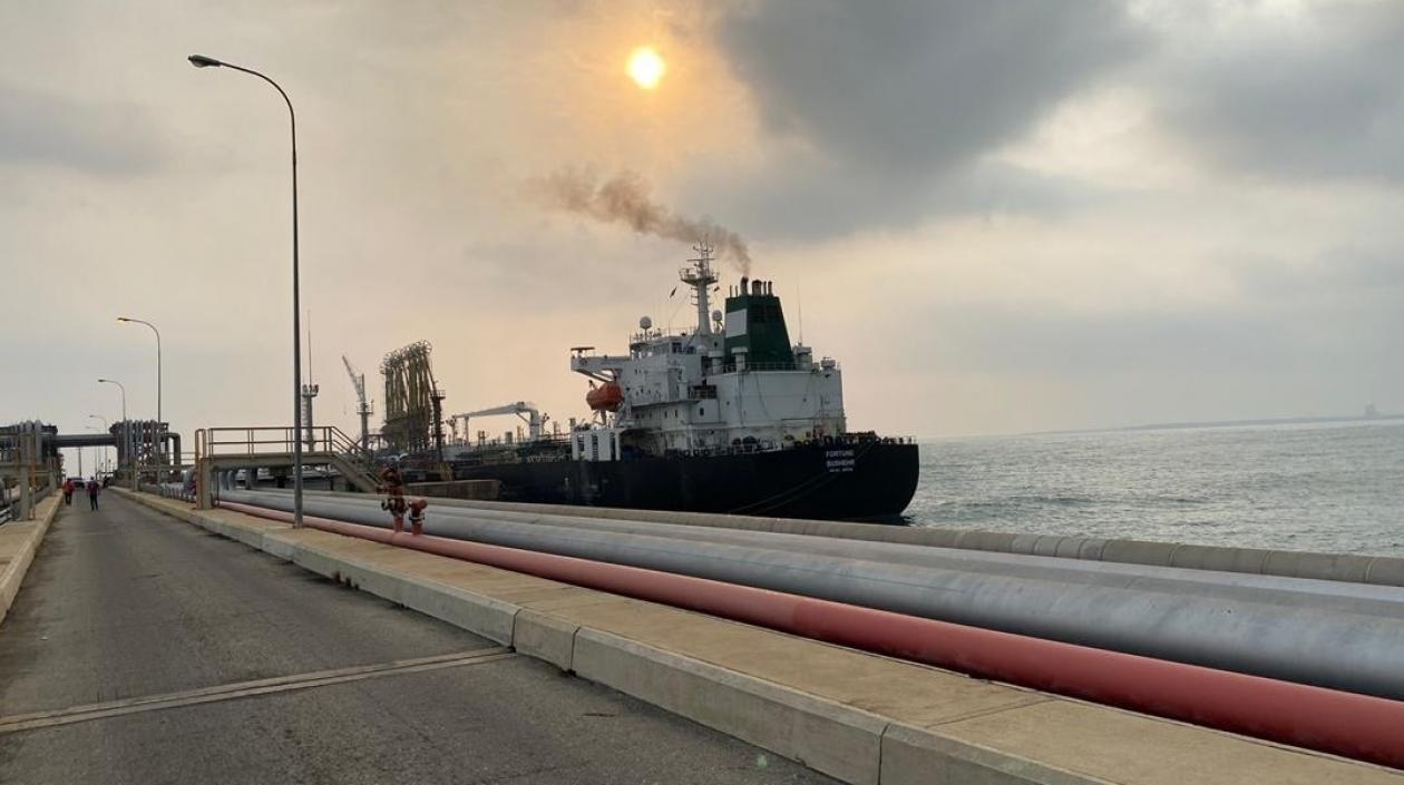 Fotografía cedida por el Ministerio de Comunicación e Información (MinCI) de Venezuela muestra el buque iraní "Fortune" este lunes, en las costa de Puerto Cabello (Venezuela).