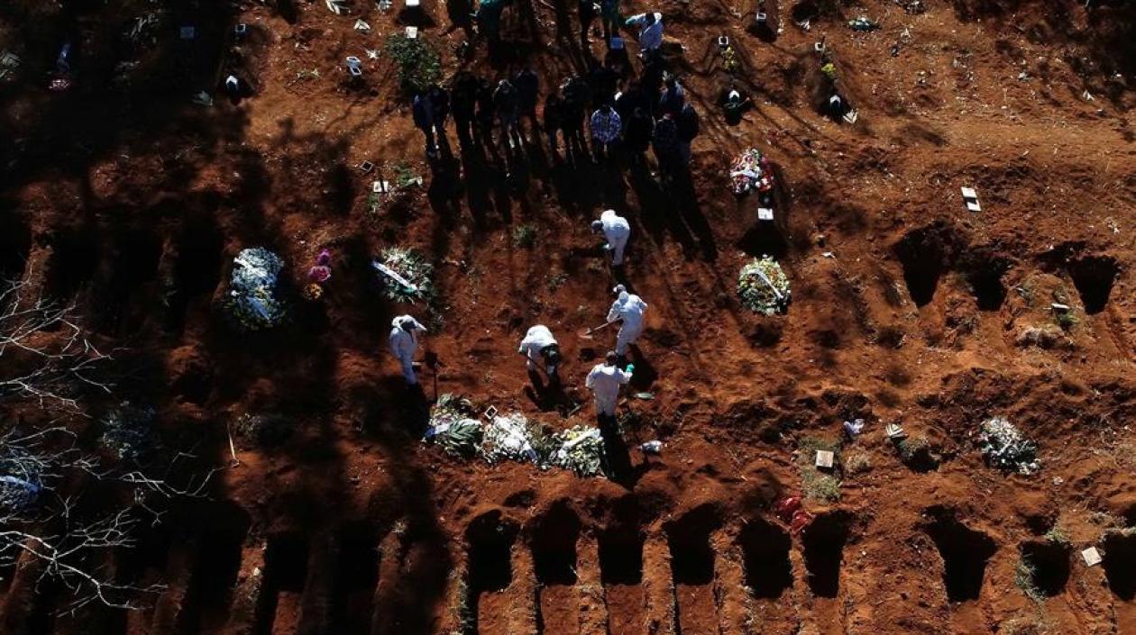 Vista aérea este martes desde un dron, de trabajadores enterrando a una de las víctimas mortales de la pandemia Covid-19, en el cementerio de Vila Formosa, en Sao Paulo.