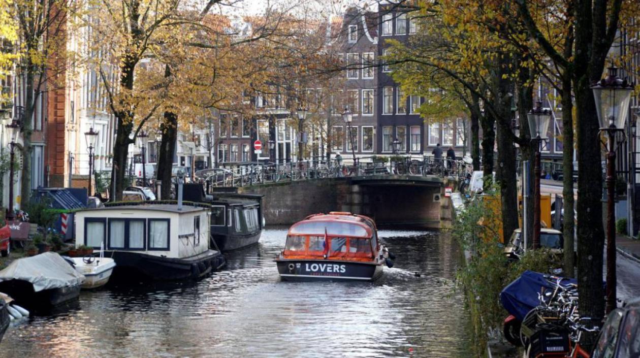 Vista de uno de los canales que recorren Amsterdam, Holanda.