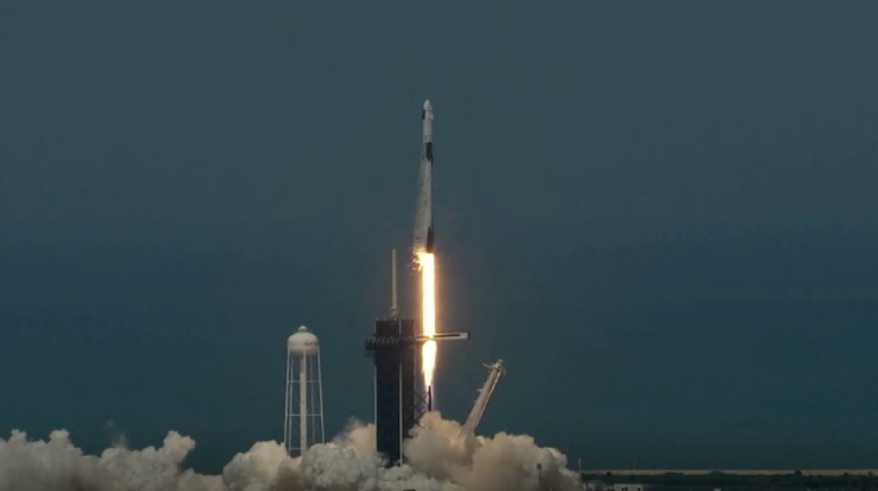 La nave espacial SpaceX Crew Dragon en su despegue.