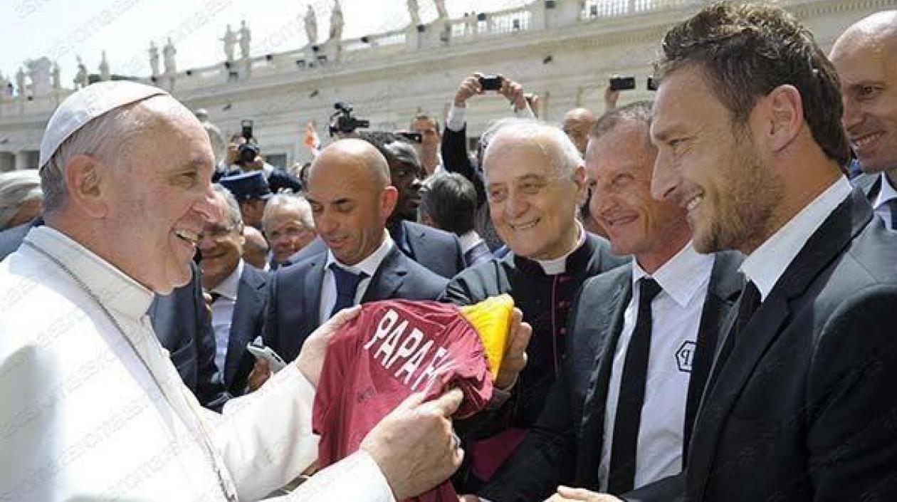 Papa Francisco y el exfutbolista Francesco Totti.