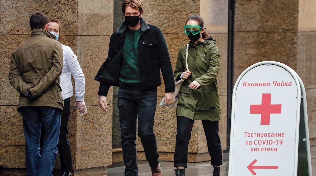 Varias personas con mascarilla en una calle de Moscú. 