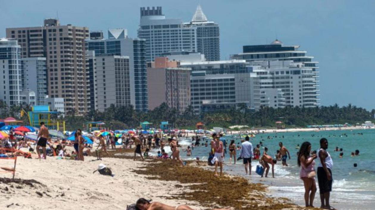 Playas de Miami Beach llenas de bañistas a pesar del aumento de casos por coronavirus.